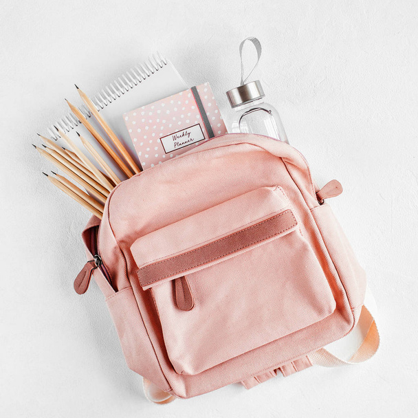 Backpack with school supplies and books for study - Foto, Imagem