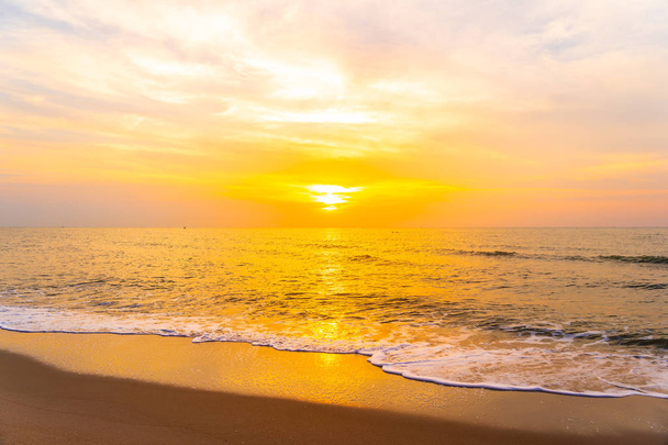 Kaunis merimaisema ja trooppinen ranta auringonlaskun aikaan
  - Valokuva, kuva