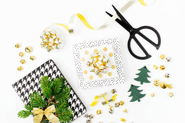 Kerstversiering en cadeaus in goud kleuren op witte achtergrond met lege Kopieer ruimte voor tekst - Foto, afbeelding
