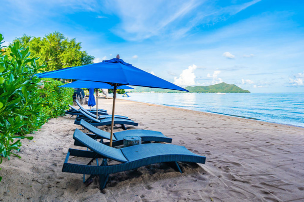 Superbe parasol et chaise de lit vide sur la plage tropicale et
 - Photo, image