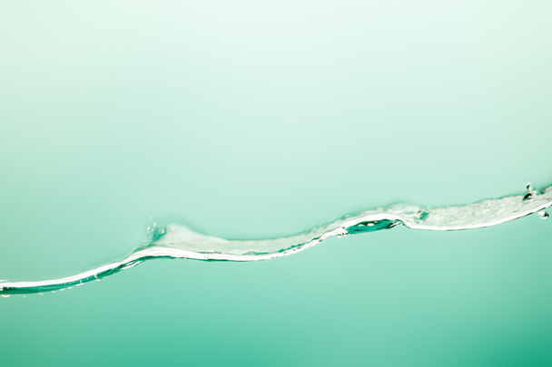 διαφανές καθαρό νερό με βουτιά και παγάκια σε μπλε φόντο - Φωτογραφία, εικόνα