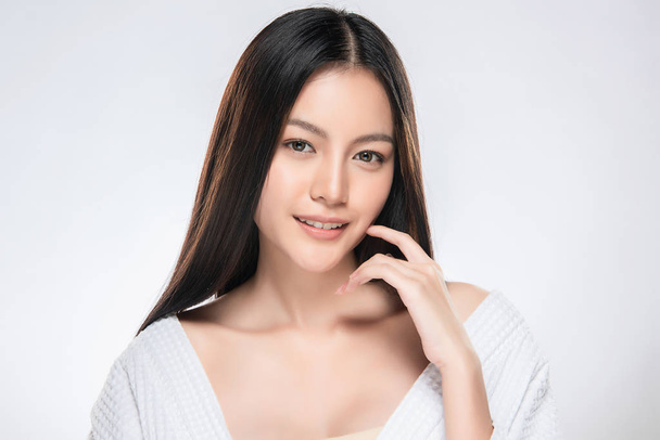 Mooie jonge aziatische vrouw met schone frisse huid, - Foto, afbeelding