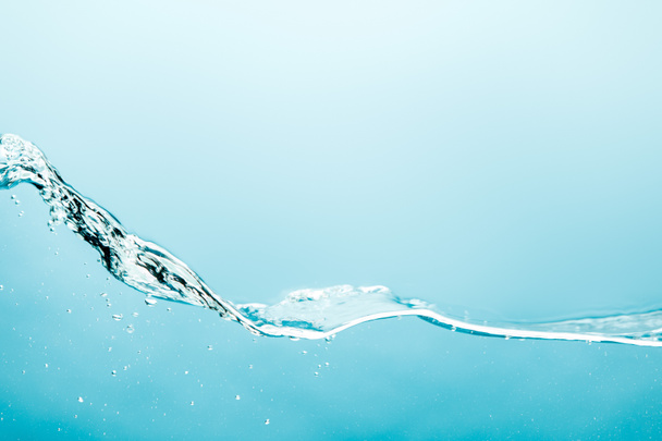 átlátszó tiszta víz hullám víz alatti buborékok kék háttér - Fotó, kép