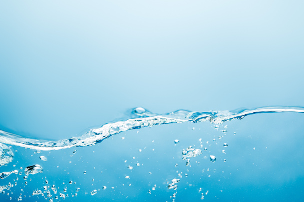 ola de agua transparente con burbujas submarinas sobre fondo azul
 - Foto, Imagen