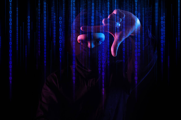 hacker hombre máscara con red, sistema robótico en línea, aprendizaje profundo de datos, piratería de seguridad del servidor, holograma ui ai, virus informático
 - Foto, Imagen