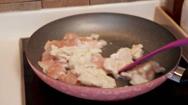 Femme est frire filet de poulet sur une poêle à la maison préparer le déjeuner, mains gros plan
. - Séquence, vidéo