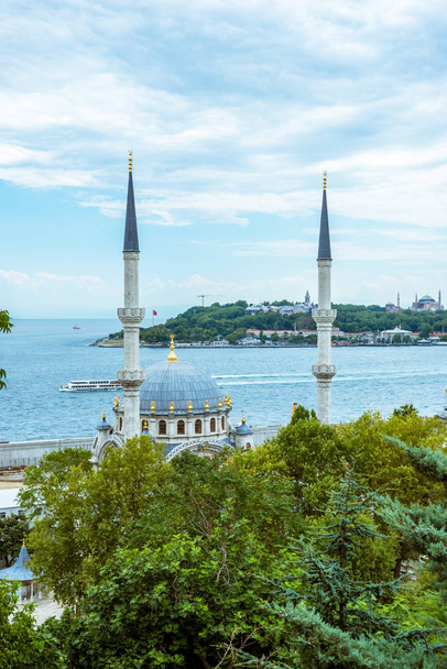 Καλοκαιρινό τοπίο με θέα την πόλη της Κωνσταντινούπολης - Φωτογραφία, εικόνα