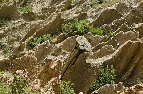 Al cierre de las famosas pirámides de Stob con formas inusuales formaciones rocosas rojas y amarillas, arbustos verdes y árboles alrededor, parte oeste de la montaña Rila, región de Kyustendil, Bulgaria, Europa
   - Foto, imagen