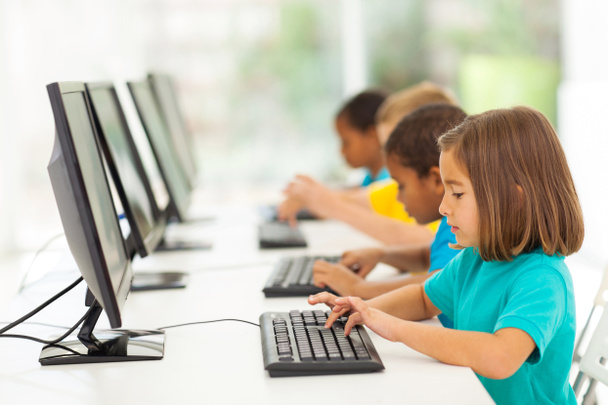 Uczniowie szkoły podstawowej w komputerze klasy - Zdjęcie, obraz
