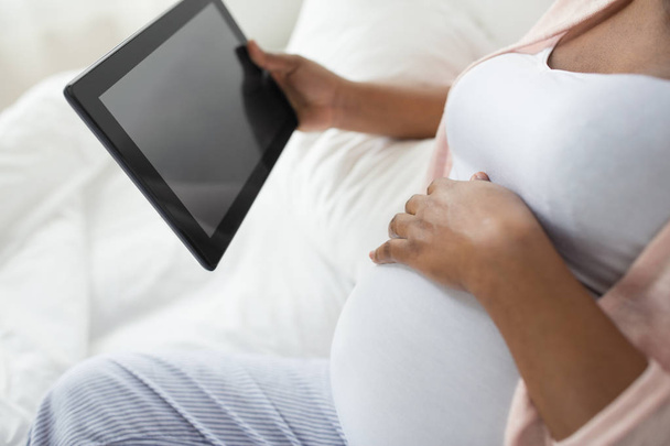 close up of pregnant woman with tablet pc at home - Фото, зображення