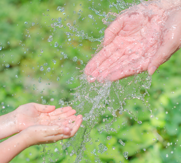 Dětské a ženské ruce, hrát si s vodou - Fotografie, Obrázek