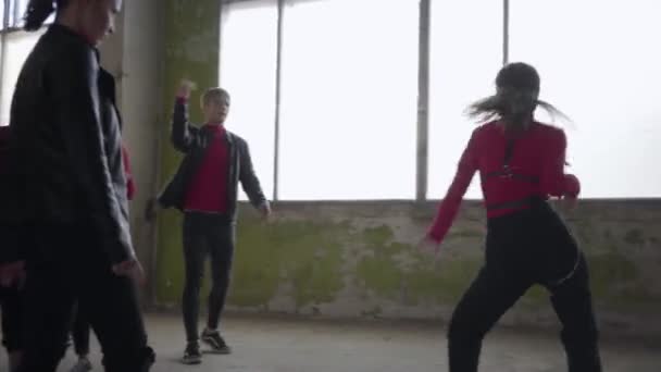 Conjunto de danza que muestra un rendimiento moderno para grabar un video o ensayar haciendo una batalla de baile
 - Imágenes, Vídeo