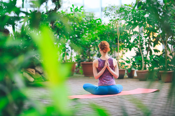 Retrato de una hermosa joven practicando yoga en interiores. Calma y relax, felicidad femenina
. - Foto, imagen