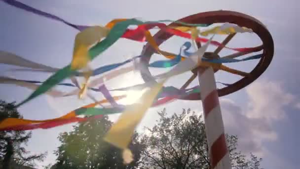 Οργάντζα πολύχρωμη που κυματίζει στον άνεμο - Πλάνα, βίντεο