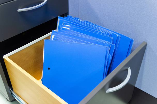 μπλε έγγραφα φακέλου αρχείων σε μια διατήρηση αρχειοθήκης αρχείων  - Φωτογραφία, εικόνα