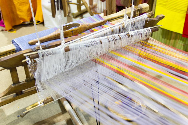 Sprzęt tkacki gospodarstwa domowego tkania-detal tkania Krosna  - Zdjęcie, obraz