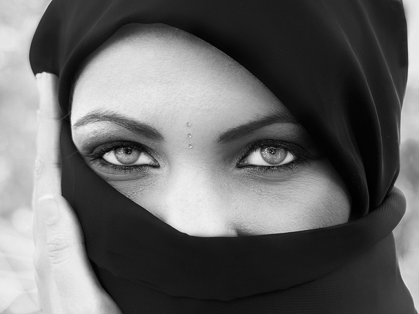 A fiatal muszlim nő portréja - Fotó, kép