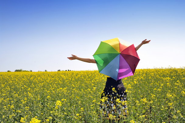 Девушка на поле с зонтиком
 - Фото, изображение