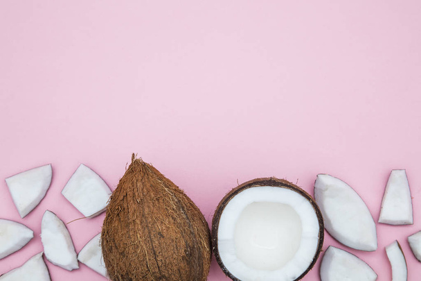 Tropical summer coconut on a pastel pink background. - Foto, afbeelding