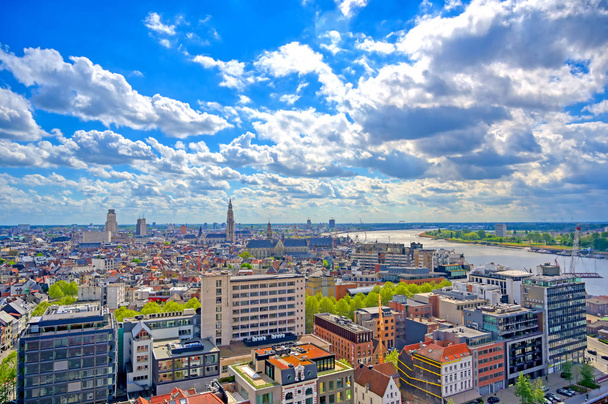 Een luchtfoto van Antwerpen (Antwerpen), België op een zonnige dag. - Foto, afbeelding