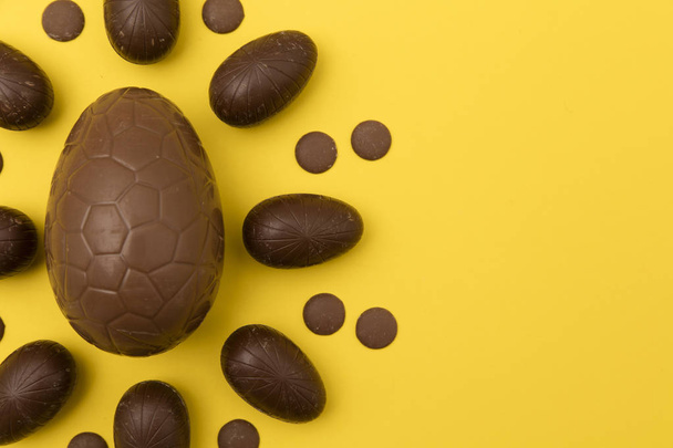 Chocolate easter eggs on a bright yellow background. Easter holi - Foto, imagen