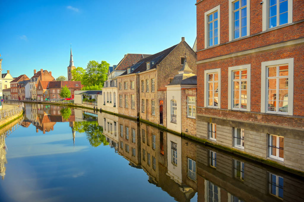 Güneşli bir günde Bruges (Brugge), Belçika kanalları. - Fotoğraf, Görsel