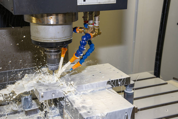 CNC frezeleme makinesi kalıp parçalarını delme  - Fotoğraf, Görsel