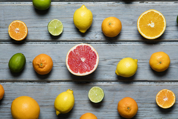 Citrus fuits, grapefruit, lemon, lime, orange on a rustic wooden - Фото, зображення