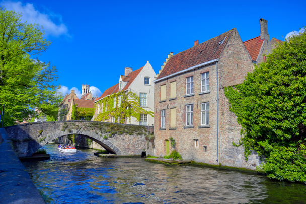 The canals of Bruges (Brugge), Belgium on a sunny day. - Φωτογραφία, εικόνα