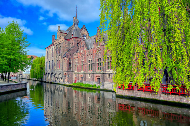 De grachten van Brugge (Brugge), België op een zonnige dag. - Foto, afbeelding