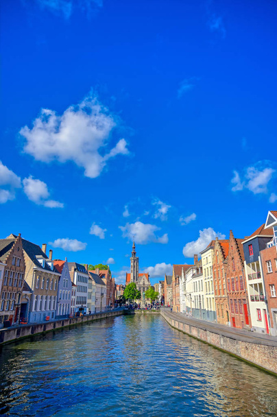 De grachten van Brugge (Brugge), België op een zonnige dag. - Foto, afbeelding