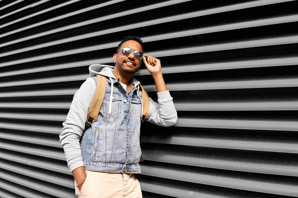 indian man in sunglasses with backpack on street - Fotoğraf, Görsel