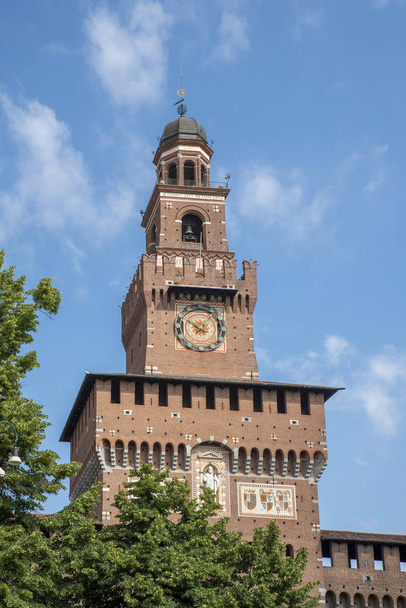 Päätornin kuva Sforzan linnasta (Castello Sforzesco) Milassa
 - Valokuva, kuva