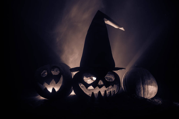 Gruppo di Halloween Jack o Lanterne di notte con uno sfondo rustico scuro nebbioso tonico
 - Foto, immagini