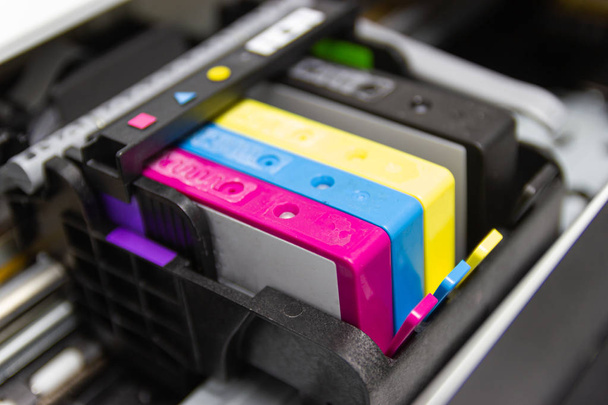 o cartucho de jato de tinta de impressora a cores da impressora injetar
  - Foto, Imagem