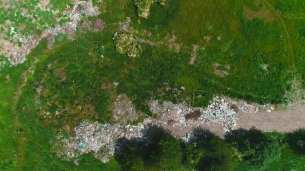 Lucht drone Bekijk de illegale dumping. 4k. - Video