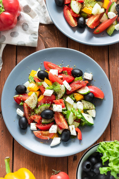 Salade grecque aux tomates fraîches, poivrons et concombres
 - Photo, image