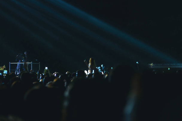 Lány lő egy rock koncert a smartphone. - Fotó, kép