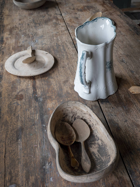 Conjunto de ferramentas de cozinha retro de madeira e cerâmica
 - Foto, Imagem