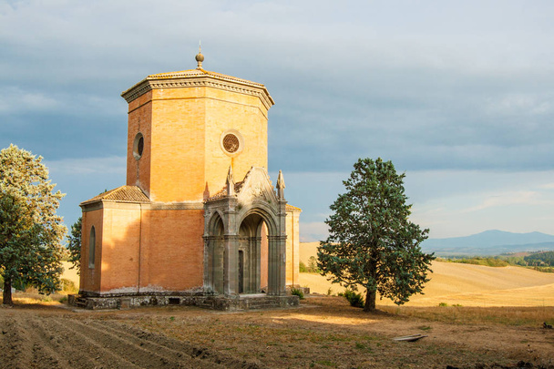 Kaplica w pobliżu Siena, Toskania, Włochy - Zdjęcie, obraz