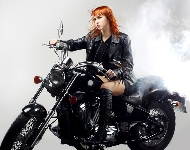 Рыжая девушка на мотоцикле
 - Фото, изображение