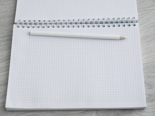 Пустой блокнот и ручка на деревянном столе. Вернуться в школу, вид сверху, пространство для копирования
 - Фото, изображение