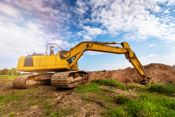 escavatore industriale che lavora in cantiere scavando una fossa
 - Foto, immagini