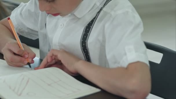 Boy hands doing homework - Πλάνα, βίντεο