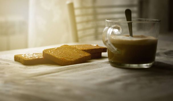 ontbijt met schuimige cappuccino en toast met jam - Foto, afbeelding