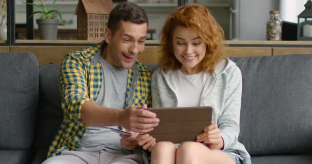 Young couple are making a successful online purchase - Filmmaterial, Video