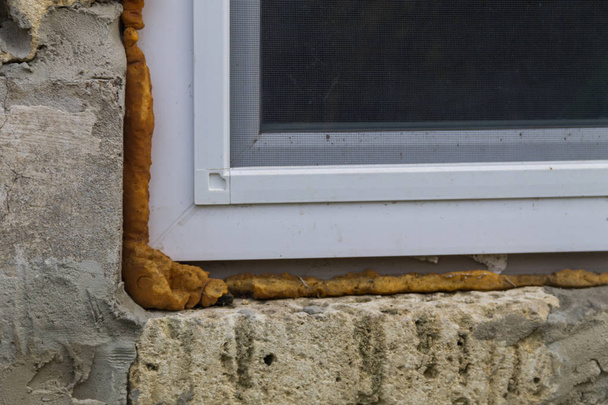 Установка со строительной пеной из современного окна ПВХ
 - Фото, изображение