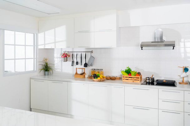 Pure white dream kitchen that is totally spotless. - Foto, Bild