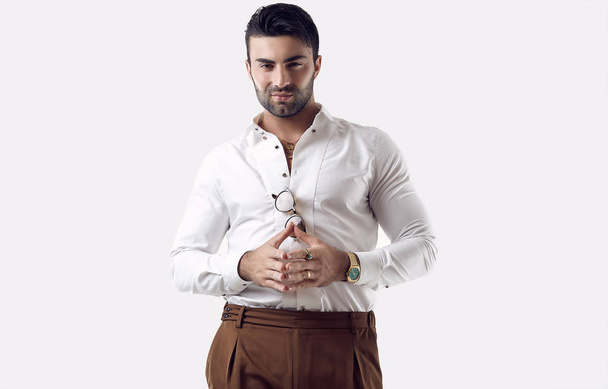 Beautiful brutal tanned businessman in a white shirt and sunglasses - Foto, afbeelding