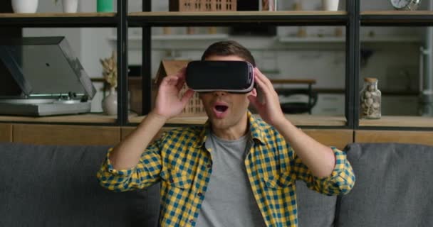 Ο άνθρωπος είναι εντυπωσιασμένος από την προσπάθεια εικονικής πραγματικότητας ακουστικά για πρώτη φορά - Πλάνα, βίντεο